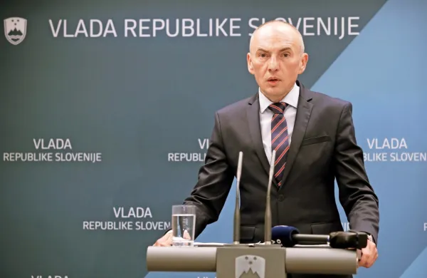 Minister Aleš Šabeder pričakuje burno razpravo in negativno 
kampanjo zavarovalnic.  