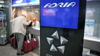 Čeprav je bila izvedba letov negotovo,  je Adria Airways v minulih 
dneh nemoteno prodajala letalske vozovnice. Tržni inšpektorat ji 
je zaradi tega včeraj izrekel drugo globo in ji prepovedal to sporno 
prakso.   