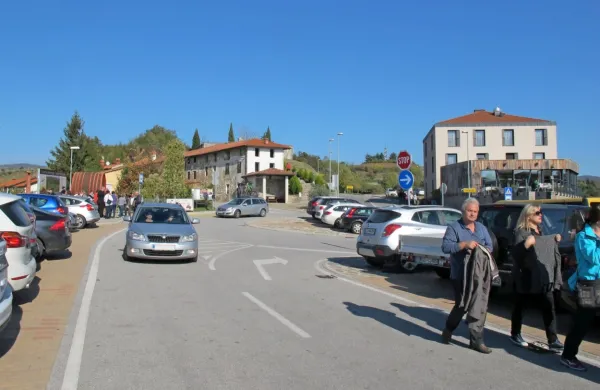 Šmartno privlači vse več ljudi, toda z obiskom naraščajo tudi 
težave zaradi omejenega prostora za parkiranje.