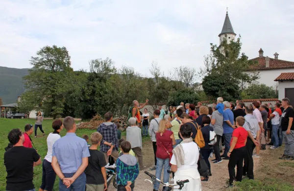 Na prvi sprehod po  učni poti Med Divje je obiskovalce pospremil 
velik poznavalec divjih užitnih rastlin Dario Cortese.