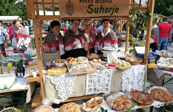 Na Suhorju so skuhali ovčjo juho, s katero so nekoč postregli v 
času obiranja sadja.