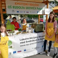 Starejšim so se z lokalnimi jedmi pridružile tudi šolarke OŠ 
Podgrad. 
