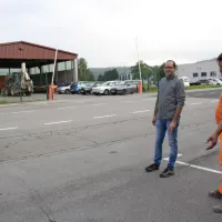 Uslužbenca CPK Primož Šalamon (desno) in Boštjan Delak na 
kraju, kjer sta nevarna psa napadla 25-letnico. Pravita, da nista 
storila nič herojskega, samo pomagala mladenki v stiski. 