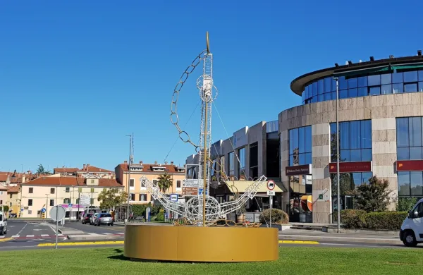 V lepem sončnem vremenu pred letom dni se je na krožišču ob 
vstopu v mesto pojavilo  okrašeno sidro. Koprčani najprej niso 
verjeli, toda dejansko se je izkazalo, da to predstavlja začetek 
prednovoletnega okraševanja. 