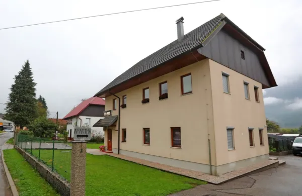 Prizorišče nočne tragedije je stanovanjska hiša nedaleč od bovške 
policijske postaje.