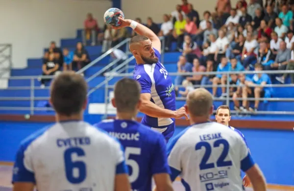 Izolski rokometaši (v modrih dresih) drevi obljubljajo boj do 
zadnjih moči.