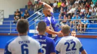 Izolski rokometaši (v modrih dresih) drevi obljubljajo boj do 
zadnjih moči.