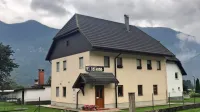 V torek okoli polnoči je 24-letni kuhar na dvorišču hiše na Dvoru v 
Bovcu večkrat zabodel 34-letnega domačina.
