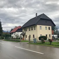 Vzrok tragedije, zaradi katere so se v molk zavili svojci in prijatelji pokojnega domačina, intenzivno preiskujejo novogoriški kriminalisti.