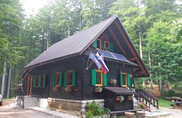 Pred Iztokovo kočo pod Golaki (1260 m) bo v nedeljo ob 11. uri  
kulturni program.   