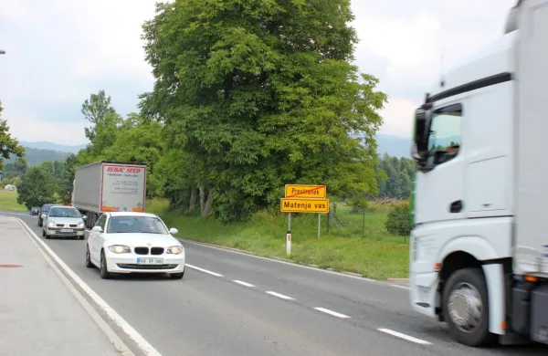 Tranzitni promet na glavni cesti Postojna-Jelšane

