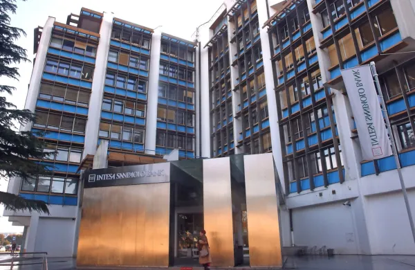 Banka Intesa Sanpaolo  je edina banka pri nas, ki neposredno 
upravlja pokojninski sklad. 