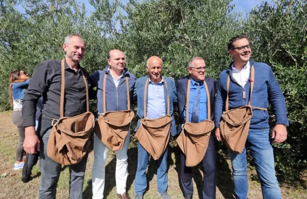 Župani na županovi oljki (z leve): Erik Modic, Đenio Zadkovič, 
Franc Mužič, Danilo Markočič in Aleš Bržan. 