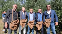 Župani na županovi oljki (z leve): Erik Modic, Đenio Zadkovič, 
Franc Mužič, Danilo Markočič in Aleš Bržan. 