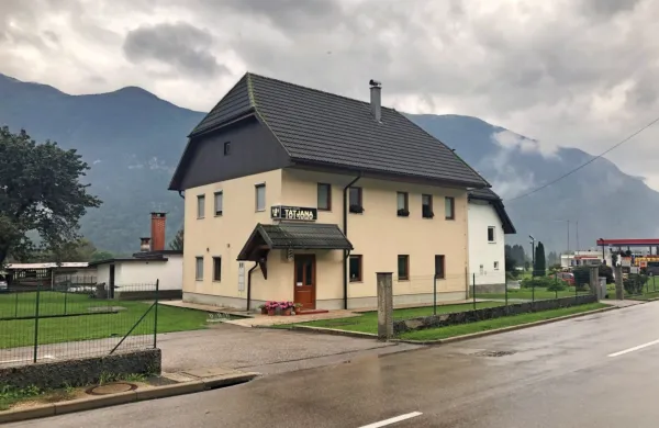 V torek okoli polnoči je 24-letni kuhar na dvorišču hiše na Dvoru v  
Bovcu do smrti zabodel 34-letnega domačina.