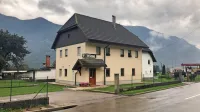V torek okoli polnoči je 24-letni kuhar na dvorišču hiše na Dvoru v  
Bovcu do smrti zabodel 34-letnega domačina.