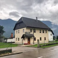 V torek okoli polnoči je 24-letni kuhar na dvorišču hiše na Dvoru v  
Bovcu do smrti zabodel 34-letnega domačina.