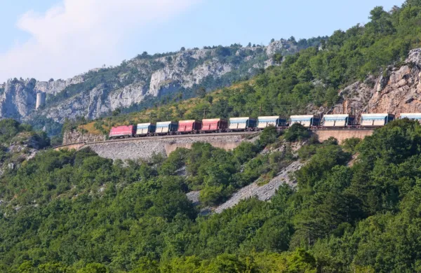 Sedanja proga ima 27 promilov naklona, drugi tir bo na Kraški rob 
“plezal” s 17 promili naklona.