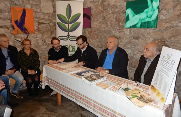Skupni nastop slovenskih turističnih kmetij na Barkolani so včeraj 
v Mavhinjah predstavili (z leve): Edi Bukavec, Marinka Mader-Tscheton, Franc Fabec, Erik Masten, Vladimir Čeligoj in Iztok 
Race.


