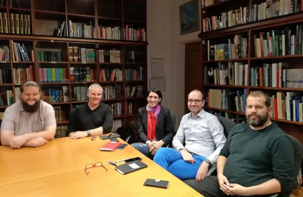 Na fotografiji majhen del ekipe, ki pripravlja projekt kandidature 
Pirana za Evropsko prestolnico kulture v letu 2025 (z leve): Borut 
Jerman, Chris Baldwin, Martina Gamboz, Márton Méhes in András  
Süli. 