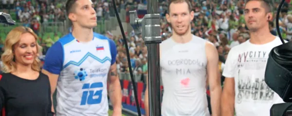 Koprčan Jasmin Čuturič (desno) je bil kot strokovni komentator 
del televizijske ekipe Kanala A. Po zgodovinski zmagi z Rusijo so 
ob njem (z leve) stali še voditeljica Sanja Modrić ter odbojkarja 
Klemen Čebulj in Tine Urnaut.