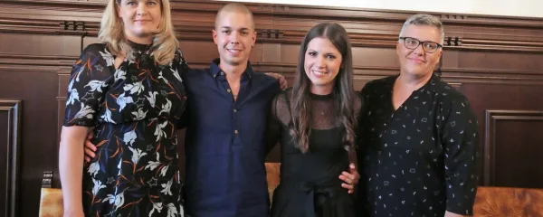 Z leve: Larisa Štoka, Krisova starša Matteo Zudich in Ana Jerak ter  
Katarina Podgajski, fotografija je nastala na torkovi tiskovni 
konferenci, kjer  so pojasnili, da so za  Krisa  zbrali  3,719.000 
evrov.   