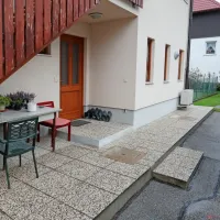24-letnik je v torek okoli polnoči Bovčana pred hišo z nožem  
hladnokrvno  večkrat zabodel.