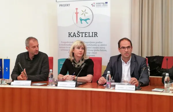Erik Modic, Astrid Prašnikar in Iztok Škerlič (z leve) so včeraj v Izoli 
predstavili čezmejni turistični projekt Dežela kaštelirjev.  