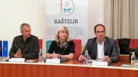 Erik Modic, Astrid Prašnikar in Iztok Škerlič (z leve) so včeraj v Izoli 
predstavili čezmejni turistični projekt Dežela kaštelirjev.  