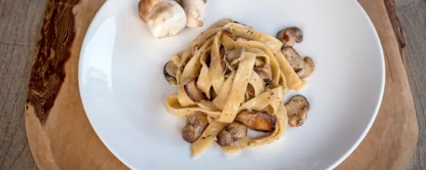 Recept: široki rezanci z jurčki