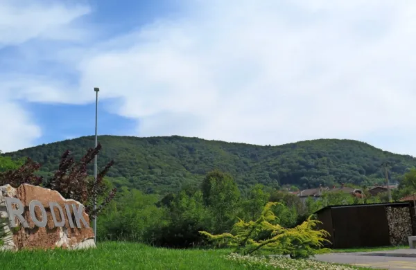 Vetrne elektrarne na grebenu nad Rodikom bi pomenile prehud 
poseg v vas in njeno okolico, saj so rodiška   “brda” (z gozdom 
porasel hrib za vasjo) že stoletja “sveta”, izpostavlja svet KS 
Rodik.  