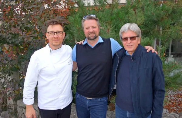  Helmut Hirner (v sredini) je bil presenečen nad širino ponudbe.  Na 
fotografiji levo gostitelj v Gostilni Kobjeglava Simo Komel, desno 
Jan Ciglenečki.