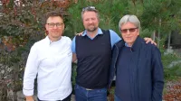  Helmut Hirner (v sredini) je bil presenečen nad širino ponudbe.  Na 
fotografiji levo gostitelj v Gostilni Kobjeglava Simo Komel, desno 
Jan Ciglenečki.