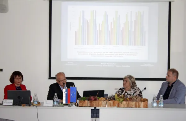 Direktorja  Severnoprimorske GZ Nova Gorica in Območne obrtno-podjetniške zbornice Ajdovščina Nevenka Volk Rožič (druga z desne) in Marko Rondič (prvi 
z desne) sta med gospodarstvenike povabila projektanta     Marjana Pipenbaherja in predstavnico izvajalca meritev, podjetja Meis, Marijo Zlato Božnar.
