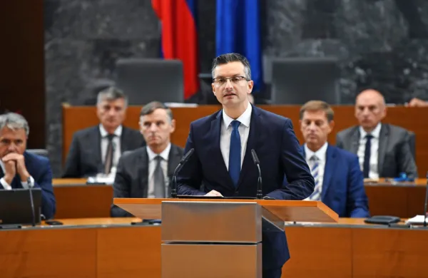 Predsednik vlade Marjan Šarec ocenjuje, da imajo znotraj koalicije 
še kakšne težave, ki jih morajo rešiti, šele potem se bodo lahko 
pogovarjali o Levici in zunajvladnih podporah.