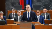 Predsednik vlade Marjan Šarec ocenjuje, da imajo znotraj koalicije 
še kakšne težave, ki jih morajo rešiti, šele potem se bodo lahko 
pogovarjali o Levici in zunajvladnih podporah.