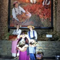   Pod obok fotografije o obiranju ruja so se na odprtju razstave 
postavile članice društva Anbot, ki na njej uprizarjajo obiralke tega 
grmičevja.  