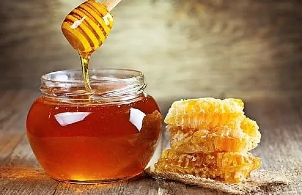 Slovenski med ima certifikat kakovosti, je preverjen, pregledan 
in zato ne vsebuje strupov, ki škodijo tako  jetrom kot splošnemu 
zdravju.