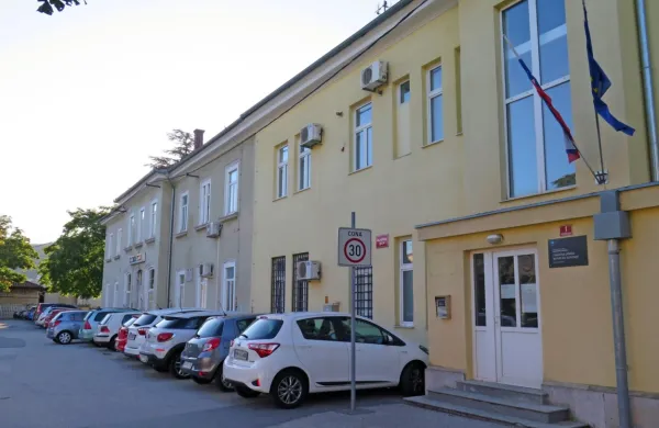 Uslužbenci v  prostorih Furs ob sežanski železniški postaji naj bi bili prvi na udaru za selitev v Koper.