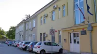 Uslužbenci v  prostorih Furs ob sežanski železniški postaji naj bi bili prvi na udaru za selitev v Koper.