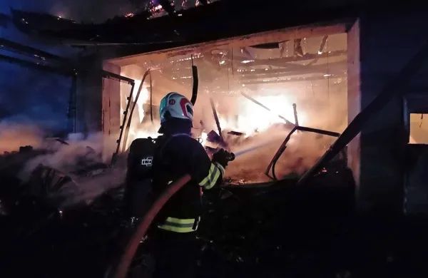 Z ognjenimi zublji se je včeraj borilo 56 gasilcev iz štirih enot z 
devetimi vozili, ki so požar pogasili v eni uri.
