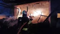 Z ognjenimi zublji se je včeraj borilo 56 gasilcev iz štirih enot z 
devetimi vozili, ki so požar pogasili v eni uri.