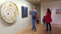 Razstava ex-tempora Cinober 2019;  na levi kolaž Eda Zupana z neskončnimi pisanimi knjižnimi 
spomini na Idrijo.