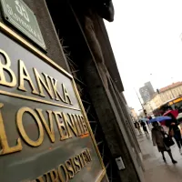 Kreditiranje prebivalstva je postalo preveč lahkotno. Če se bodo 
gospodarske razmere poslabšale, lahko to pomeni tveganje za 
poslovanje bank, pa tudi za posojilojemalce, ki obrokov morda ne 
bodo mogli več redno odplačevati.  