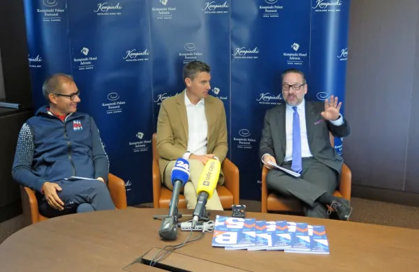 Mitja Galuz, prvi mož Jadralnega društva Barkovlje-Grljan - 
prireditelja Barkolane, Vasilij Žbogar in Kai Berthens