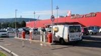 Od danes do parkirišča pri Mercatorju 2 vodijo dvojne zapornice.