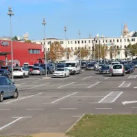 Prejšnje dneve je bilo  parkirišče nabito polno, danes pa ni bilo 
težav najti prostega mesta.