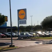 Tudi na parkirišču pred trgovino Lidl je težko najti prosta parkirna 
mesta.