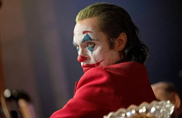 Joaquin Phoenix je z vlogo Jokerja  prekosil svoja najboljša 
predhodnika doslej, Jacka Nicholsona in pokojnega Heatha Ledgerja.