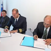 Jadran Klinec in predsednik uprave podjetja Elman iz Pomezie 
Maurizio Rondini ob podpisu pogodbe. 